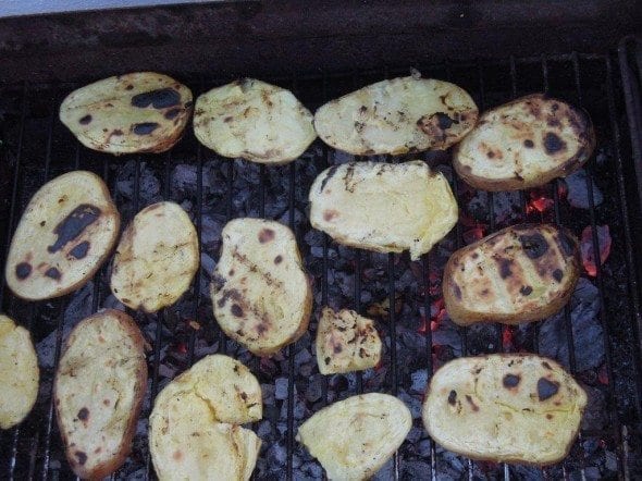 Grafe e Faca Batatas no churrasco com molho de Manteiga, Hortelã e Coentros2