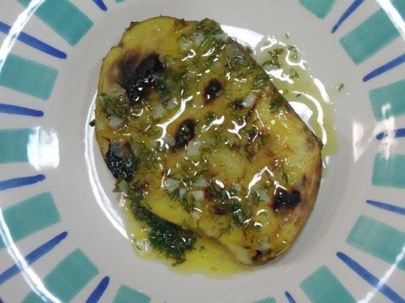 Grafe e Faca Batatas no churrasco com molho de Manteiga, Hortelã e Coentros3