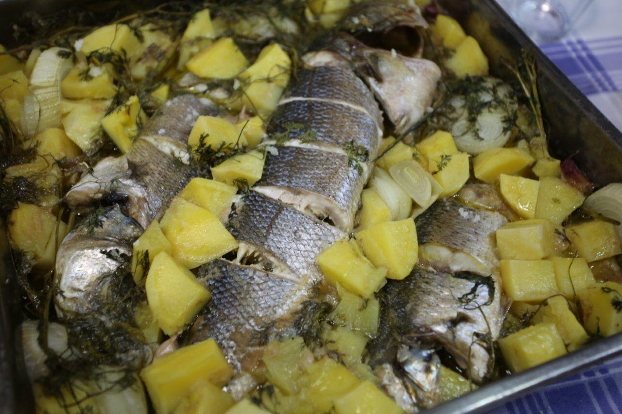 Robalo no forno com coentros