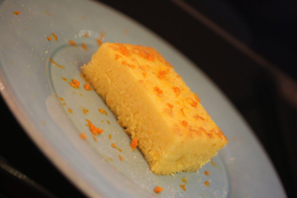 Grafe e Faca Bolo de laranja regado com xarope 