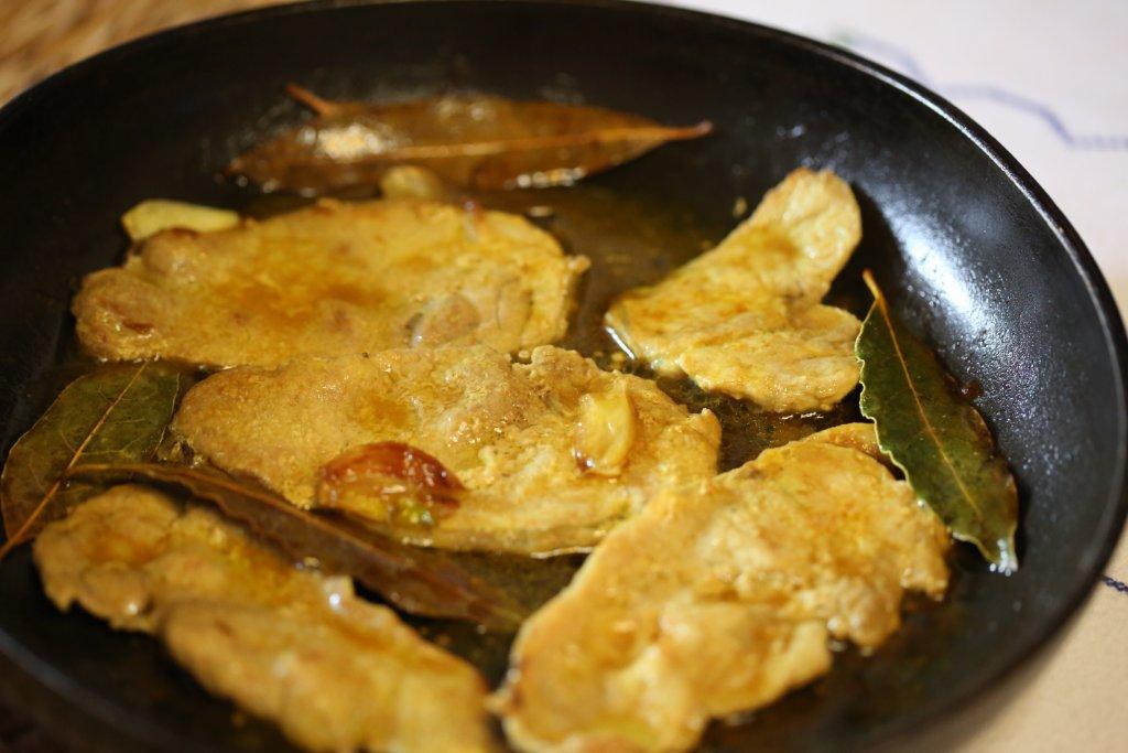 Grafe e Faca Lombo de porco fatiado com açafrão