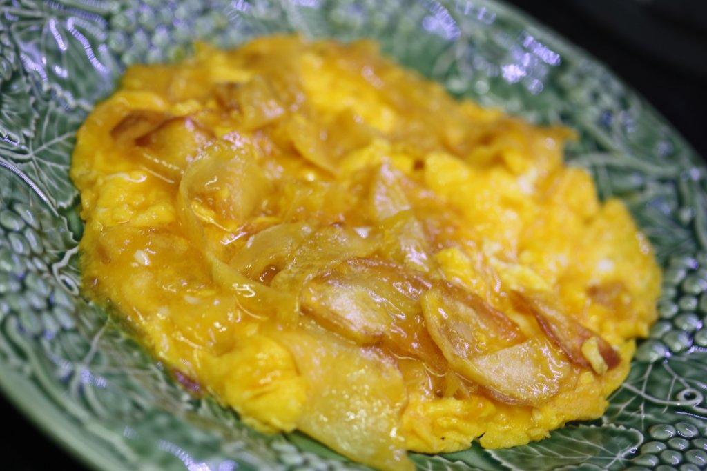 Grafe e Facas Migas de Batata com Ovos