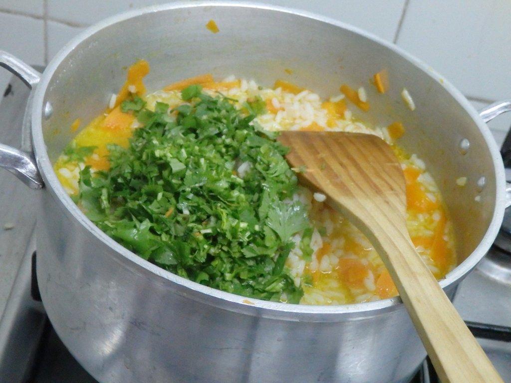 Arroz de cenoura com coentros