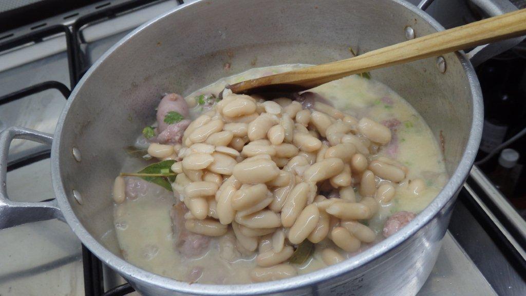 Salsichas frescas com Feijão Branco