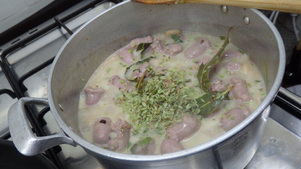 Salsichas frescas com Feijão Branco