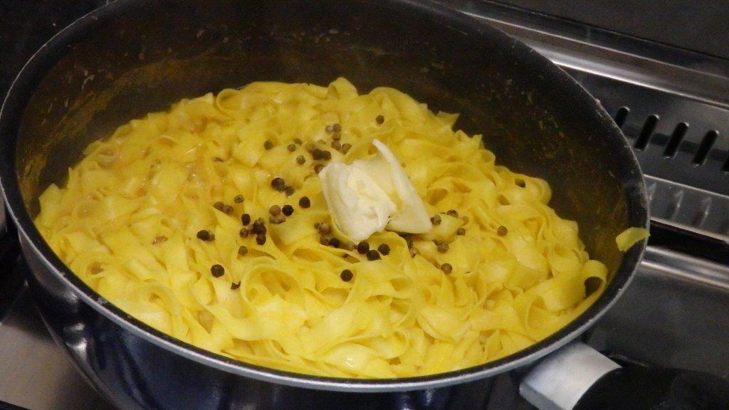 Fettuccine com pimenta preta