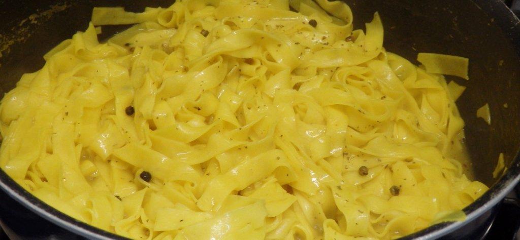 Fettuccine com pimenta preta