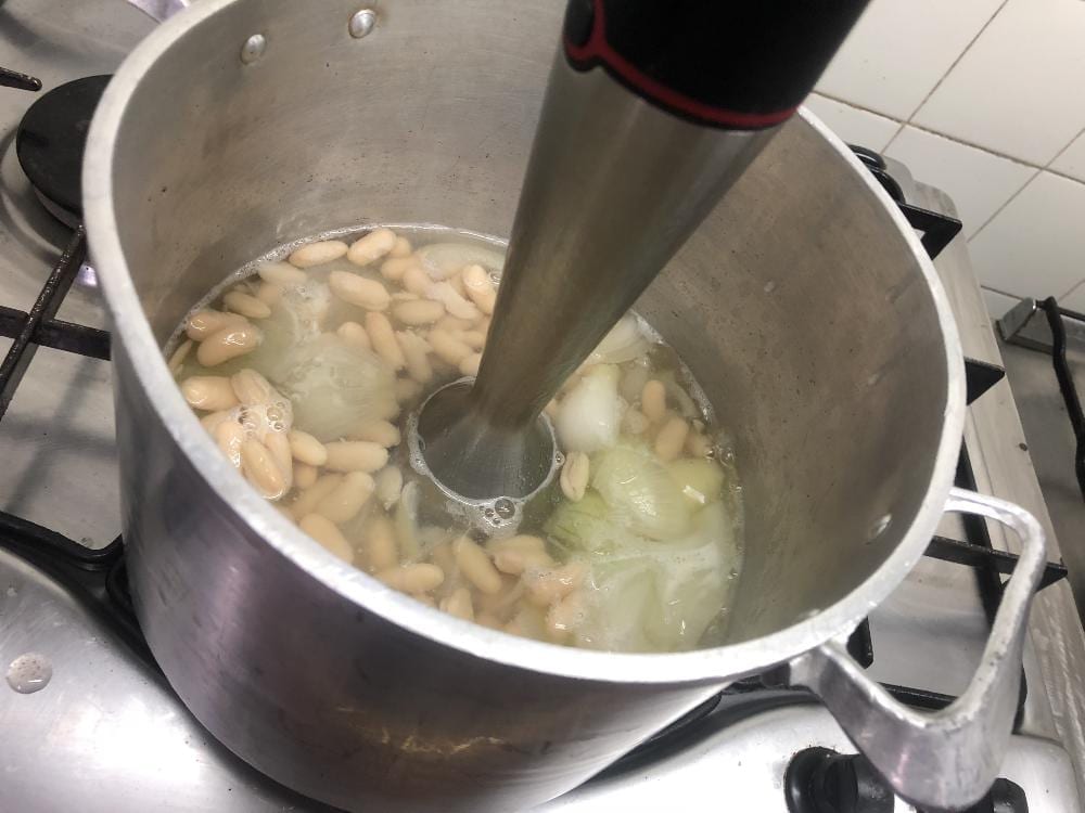 Sopa de Couve nabo com feijao_grafe_e_faca