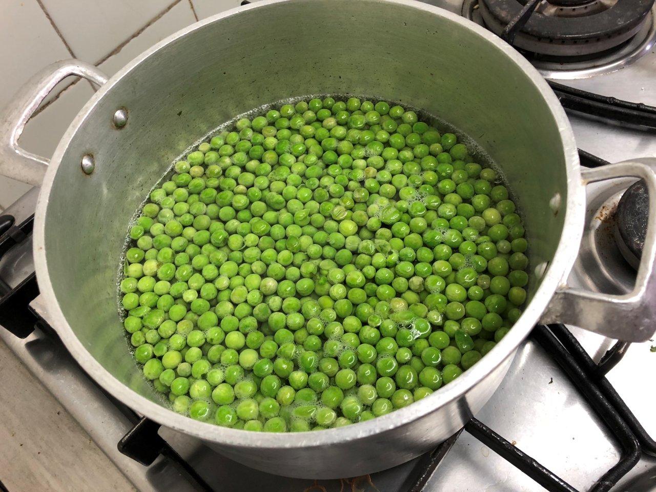 Ervilhas Cozidas com Ovos Escalfados