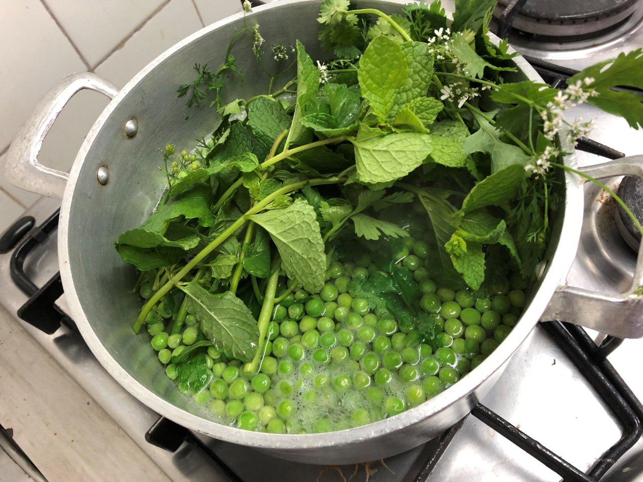 Ervilhas Cozidas com Ovos Escalfados