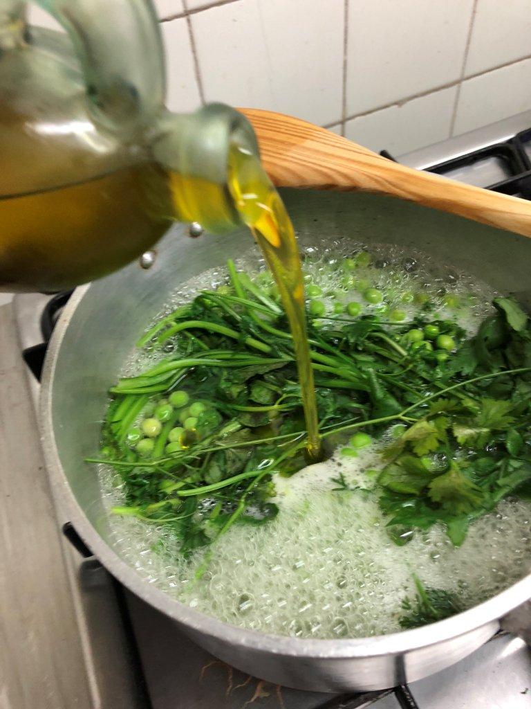 Ervilhas Cozidas com Ovos Escalfados