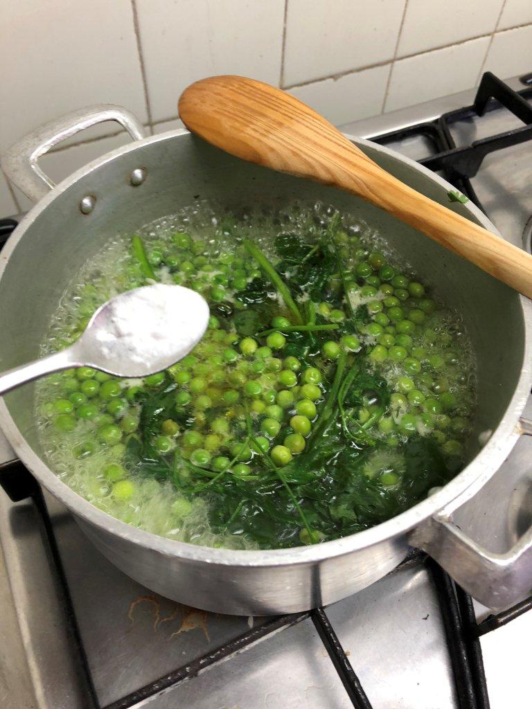 Ervilhas Cozidas com Ovos Escalfados