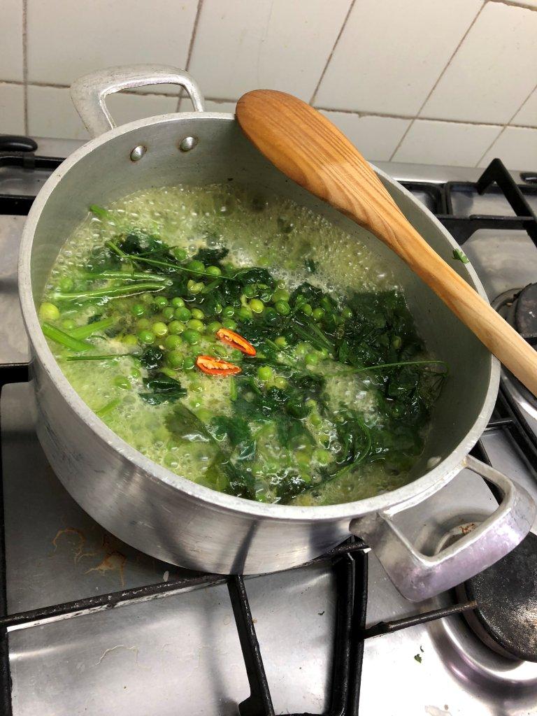 Ervilhas Cozidas com Ovos Escalfados