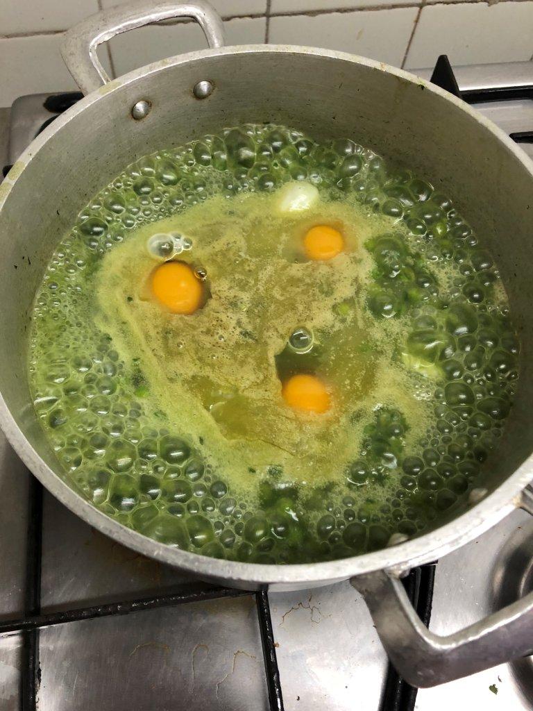 Ervilhas Cozidas com Ovos Escalfados