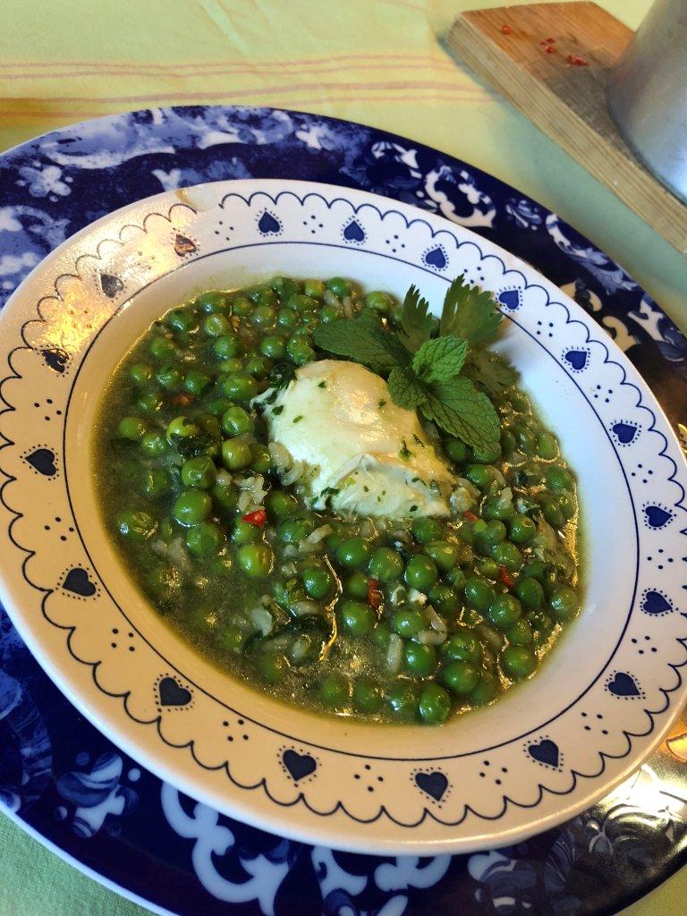 Ervilhas Cozidas com Ovos Escalfados