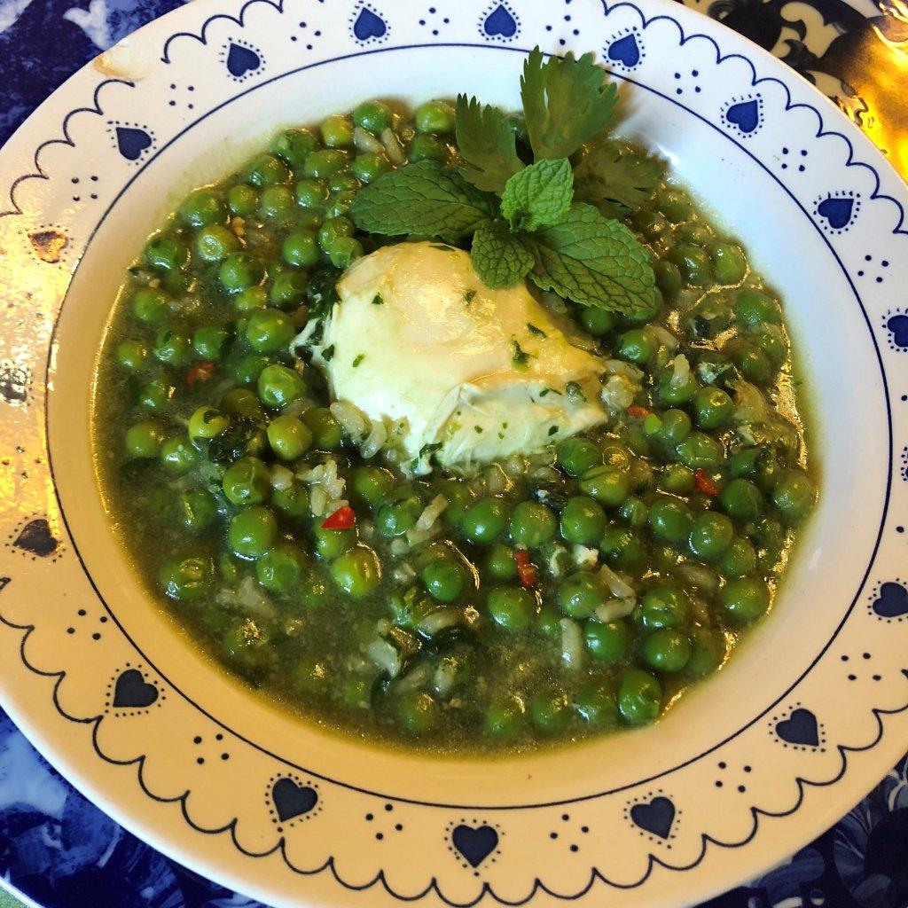 Ervilhas Cozidas com Ovos Escalfados