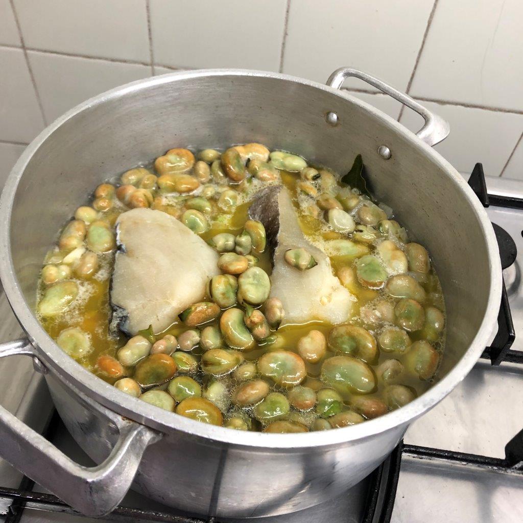 Favas Guizadas com bacalhau