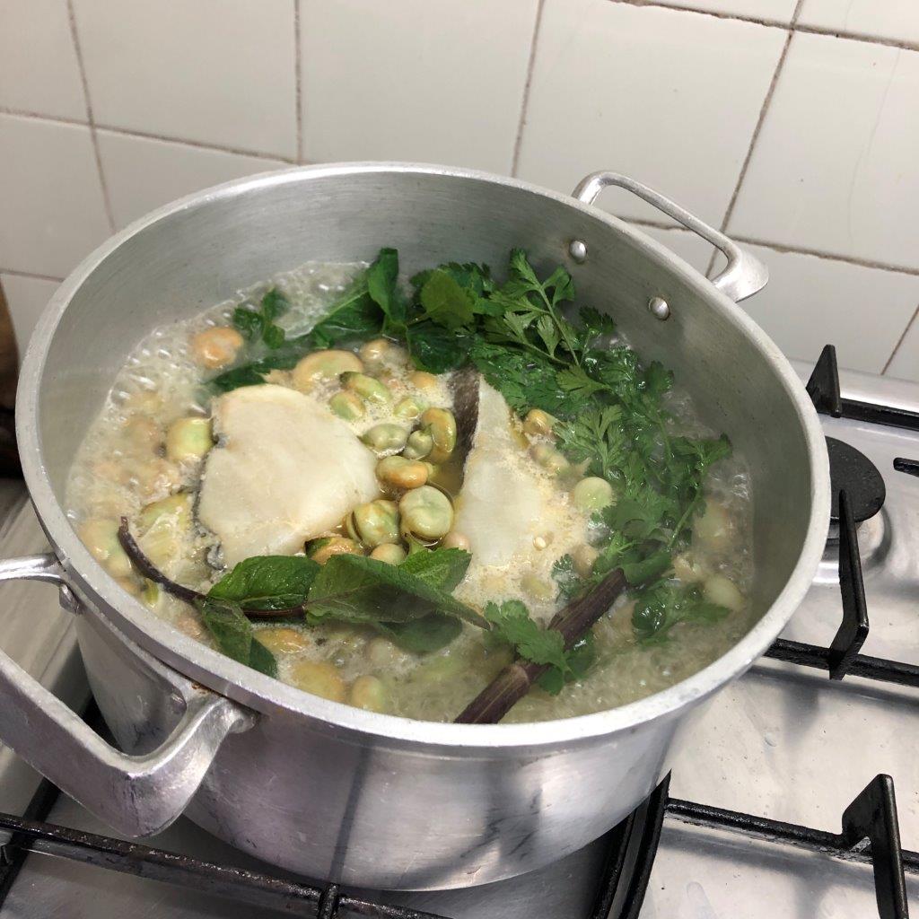Favas Guizadas com bacalhau