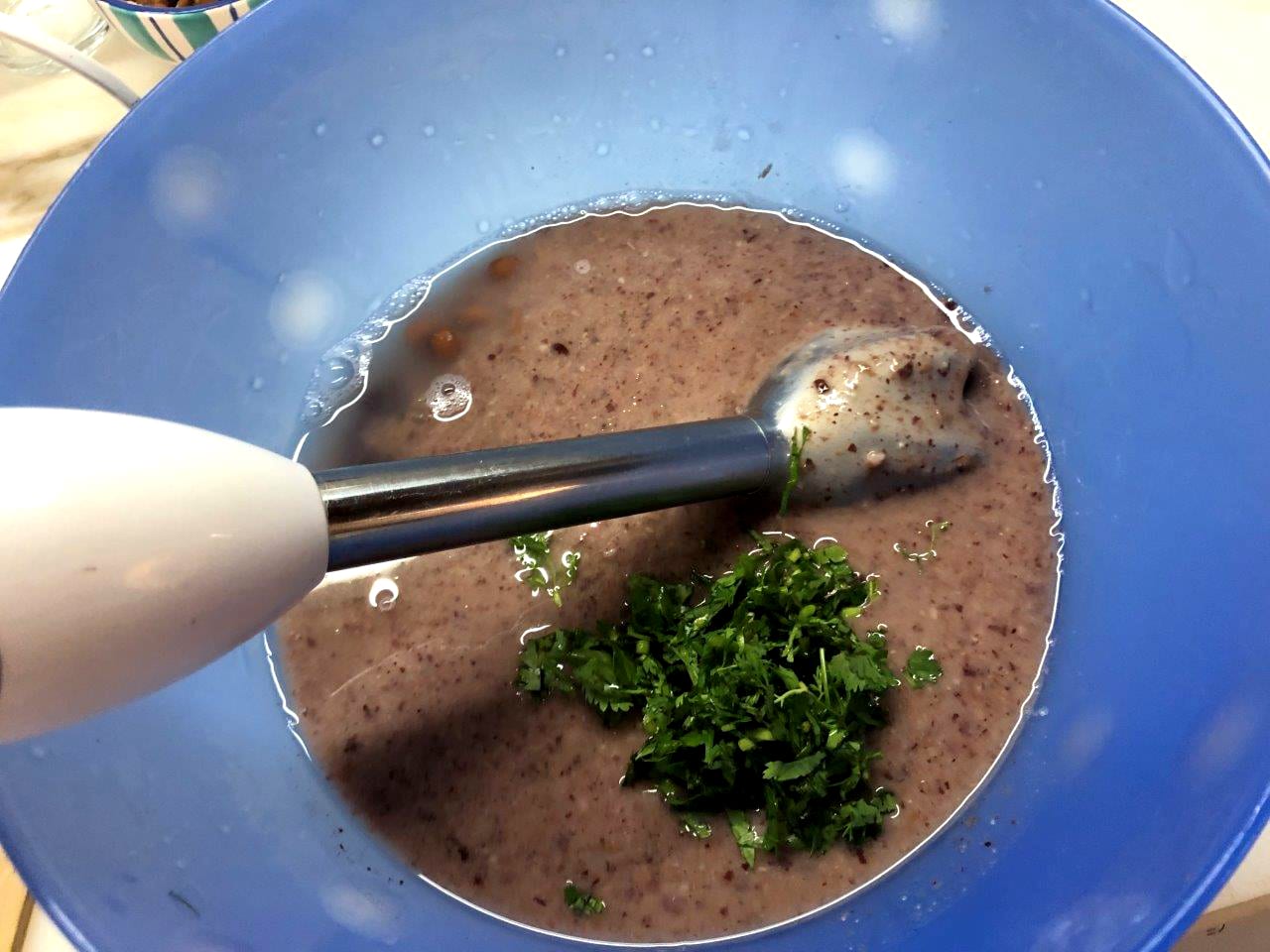 Sopa de dois Feijões com Coentros