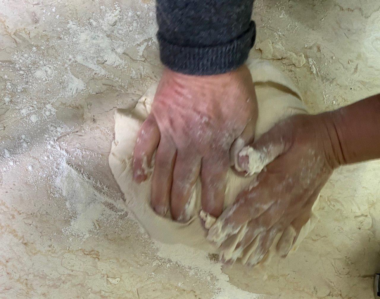 Como fazer pão em casa - Amassar o pão